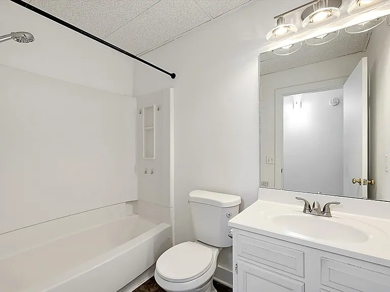 113 S Saginaw St #B — Photo 10