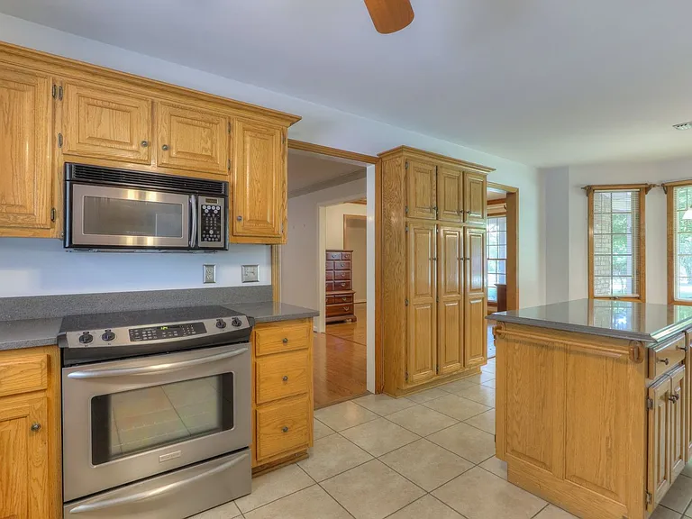 2303 Friendship Dr — Photo 11