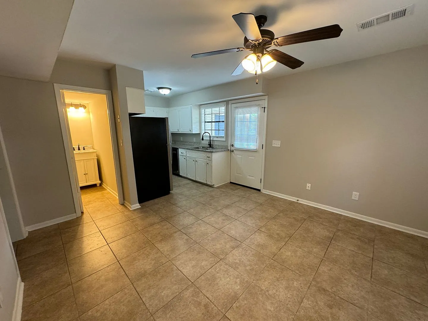 Excellent Location! 3 Bed 2.5 Bath Townhouse! — Photo 4