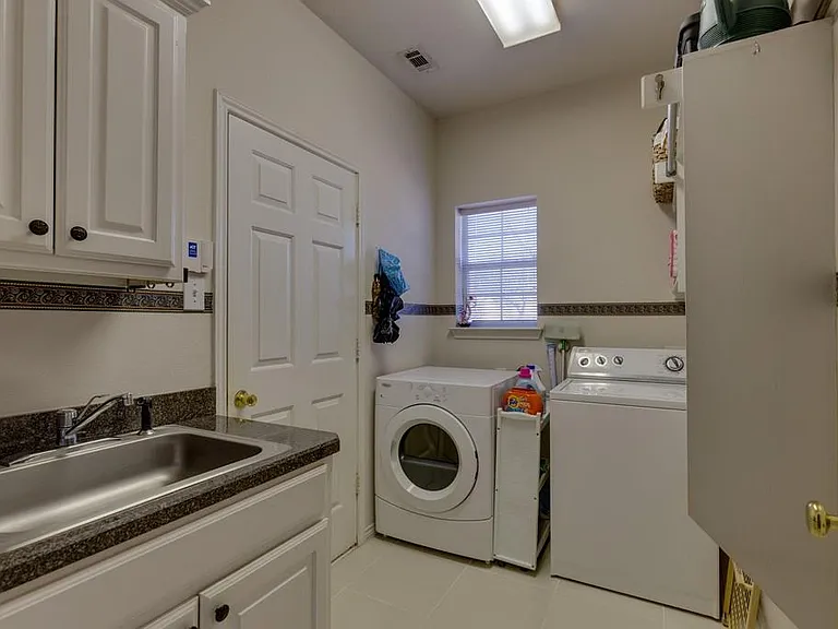 801 Steeps Ct — Photo 32