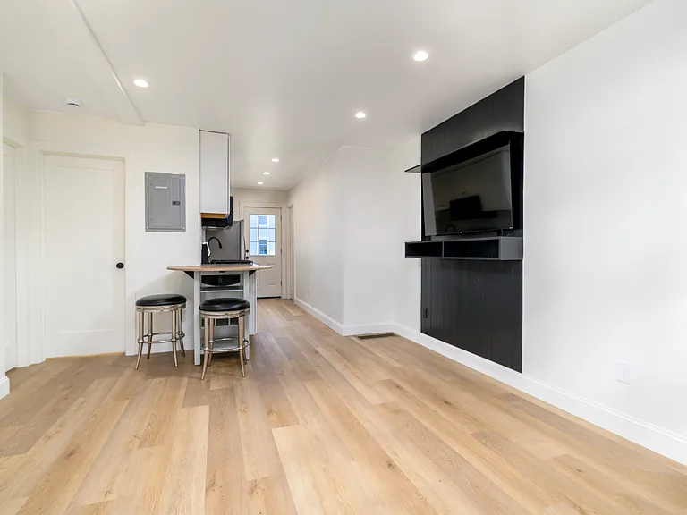 9 Plymouth Rd #A — Photo 2