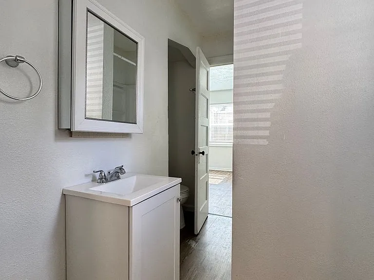 302 E Locust St — Photo 10