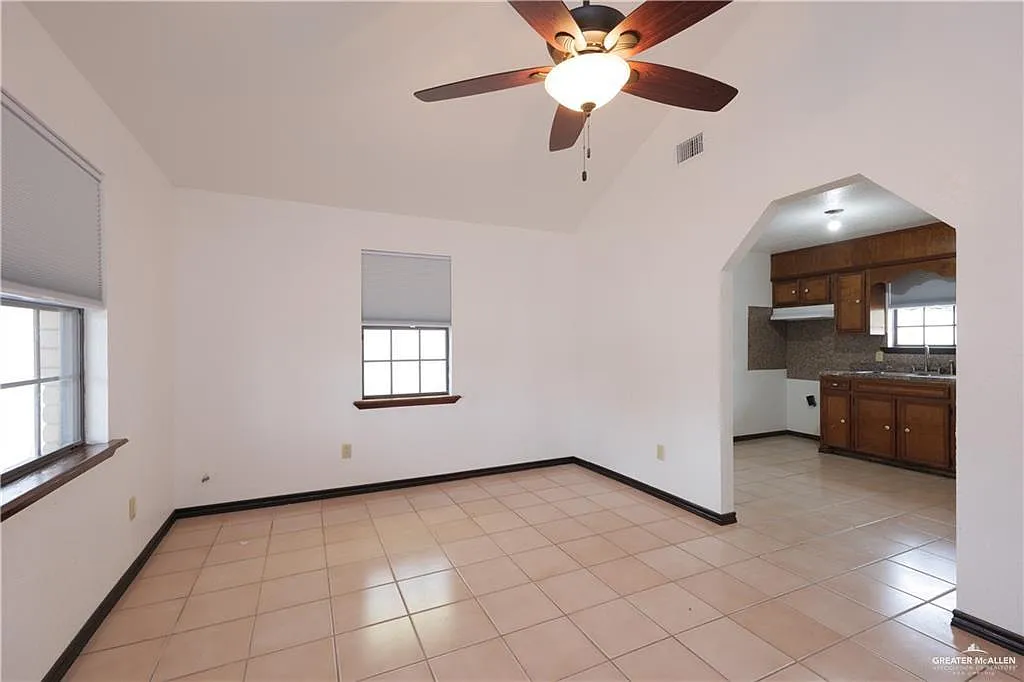 2 bed, 1.0 bath, 1008 sqft, $1,000 — Photo 3