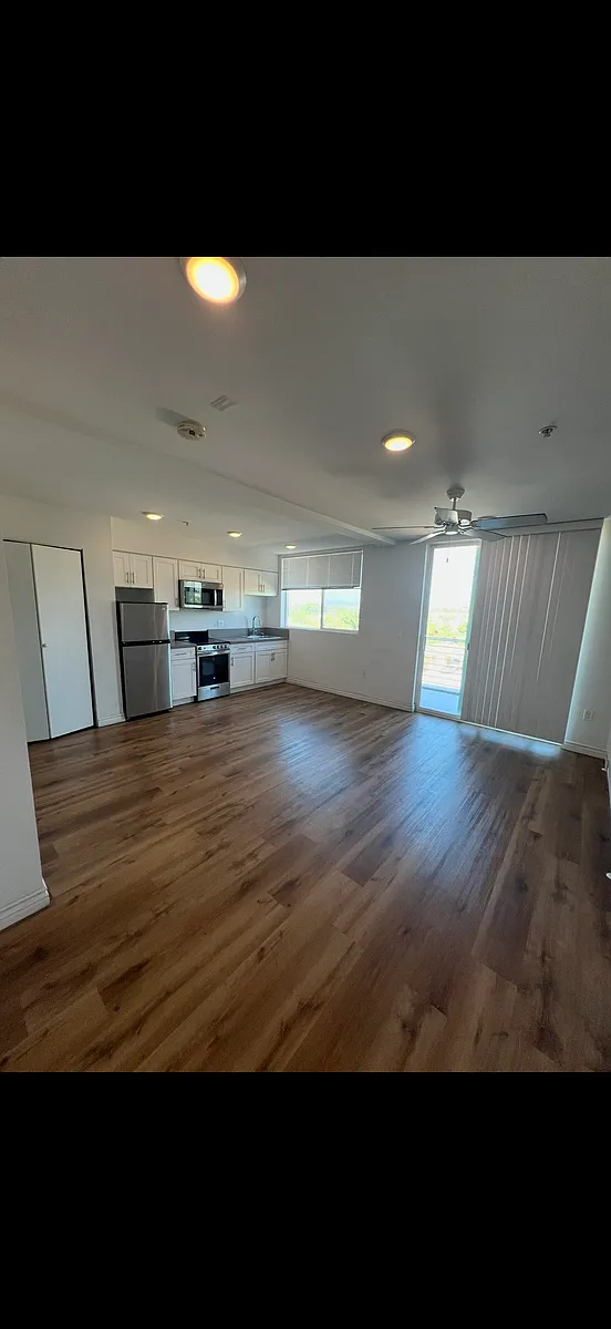 Building Photo - 325 E Florence Ave #407
