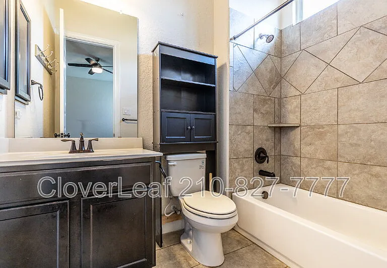 908 Sussex Cv — Photo 33