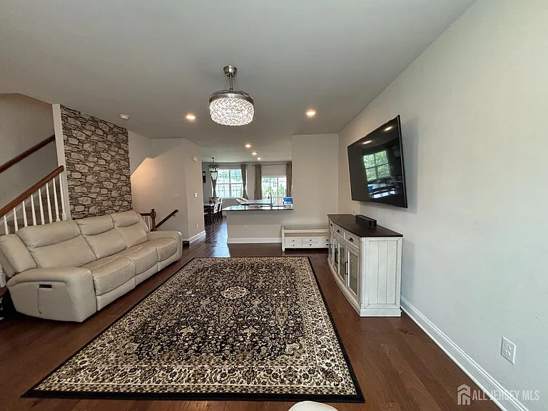 1002 Hights Farm Rd N — Photo 9