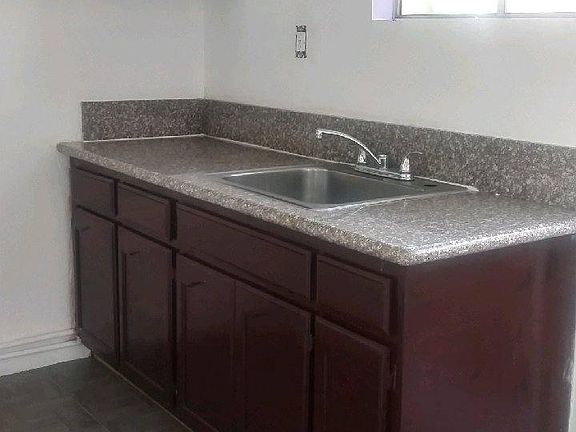 3rd image of 528 1/2 E Avenue 28