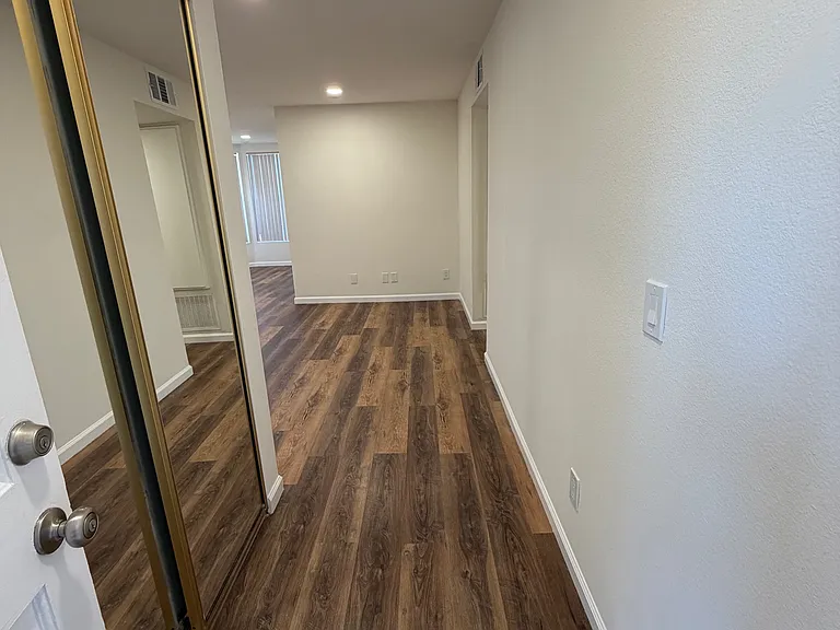 2935 Montrose Ave #104 — Photo 2
