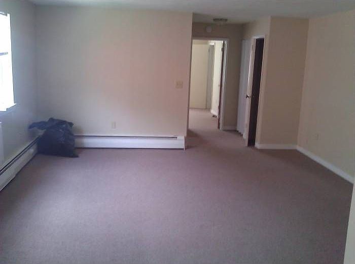 LIVING ROOM/BEDROOM