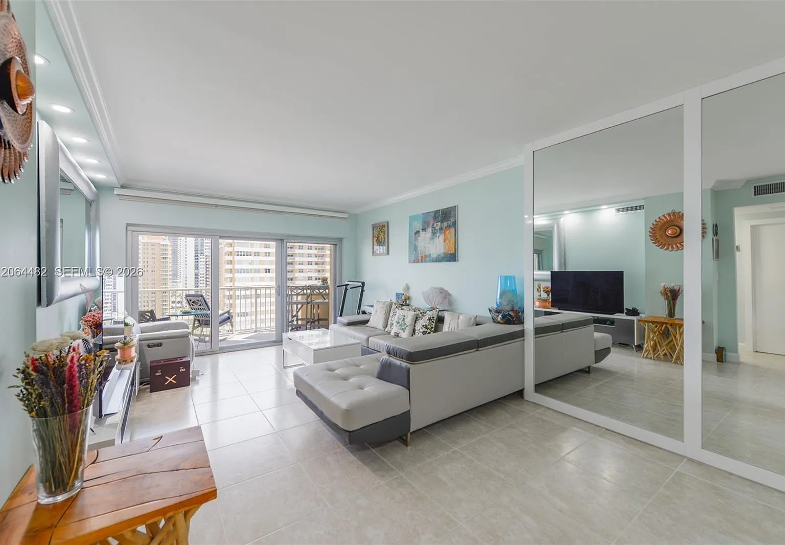 Hemispheres Condo — Photo 3