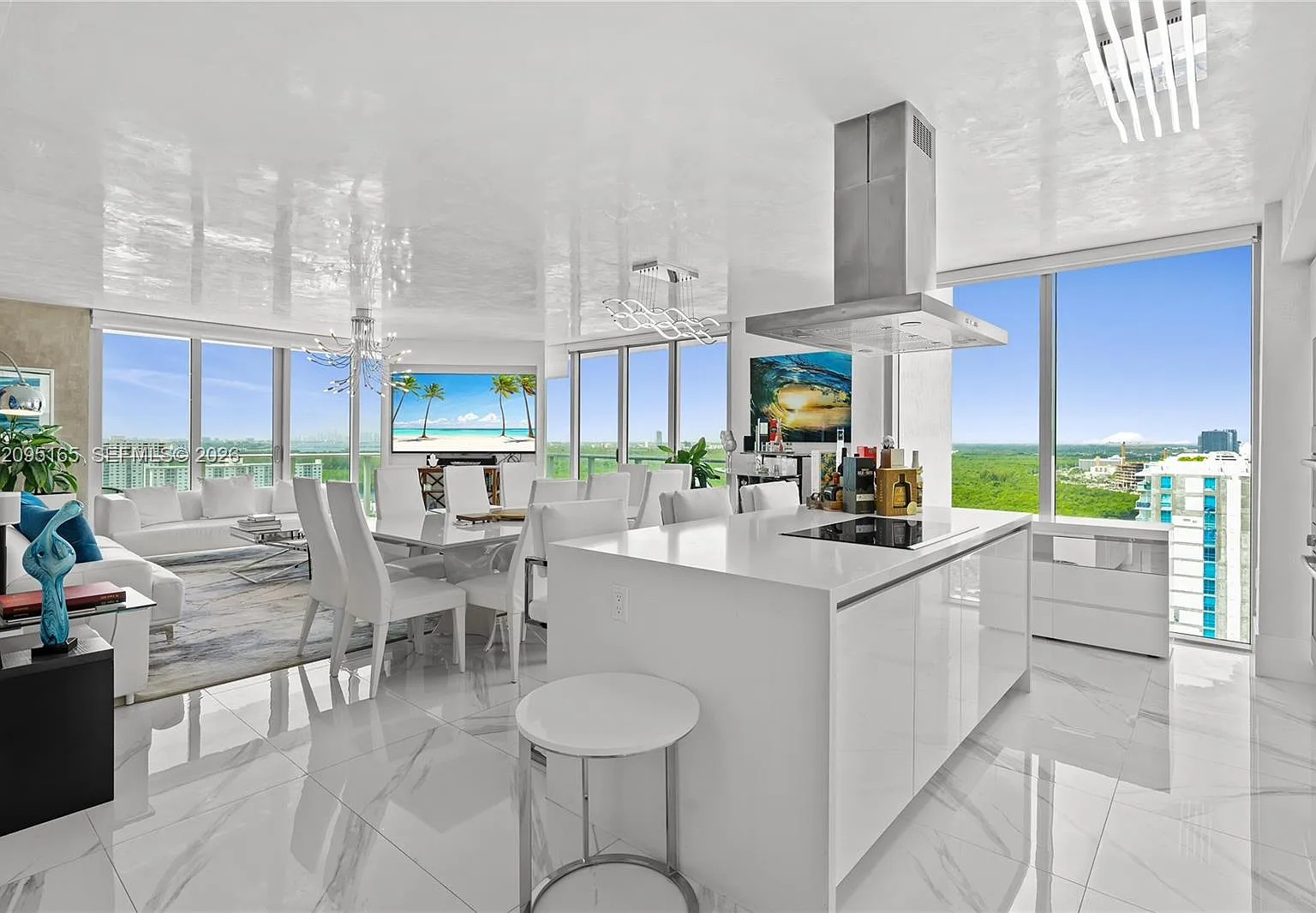 Parque Towers Condo — Photo 1