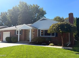 414 Holly Dr, Oregon, OH 43616