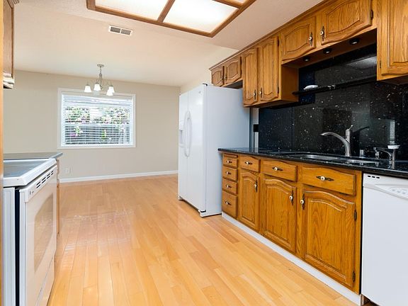 4th image of 1687 Crater Lake Ave