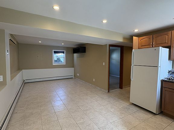 3rd image of 86 Notre Dame Ave Floor 1