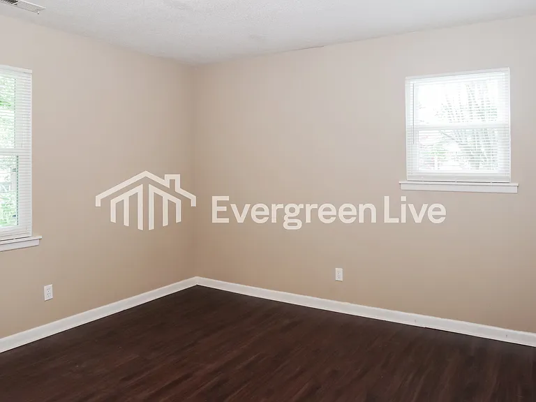121 Edinburgh Dr — Photo 10