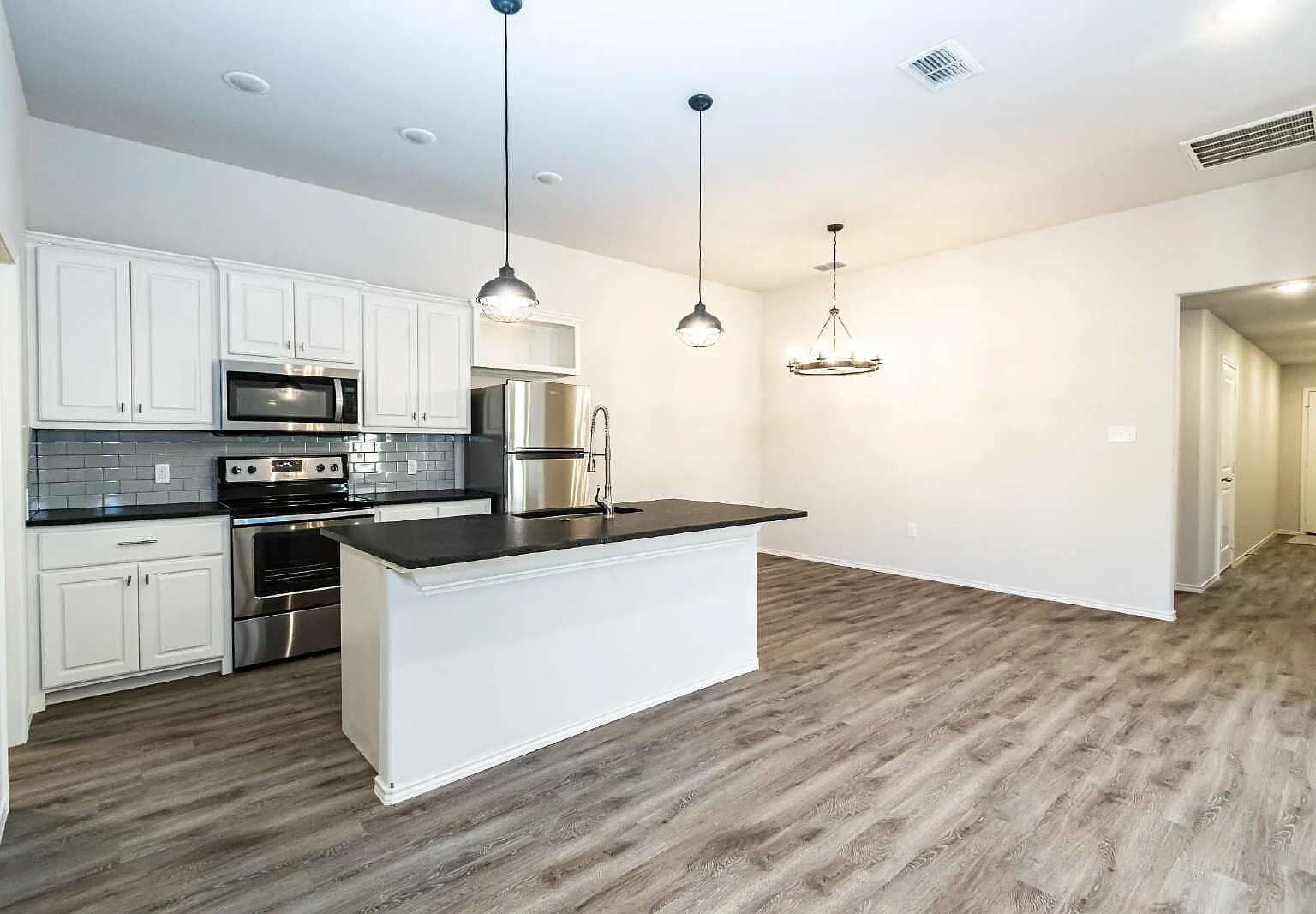 3 bed, 2.0 bath, 1400 sqft, $1,500 — Photo 3