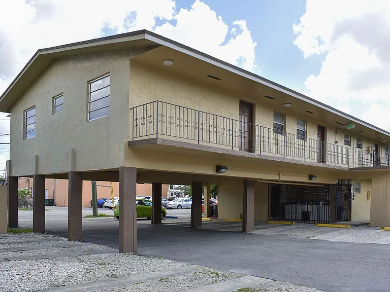Maral Apartments — Photo 16