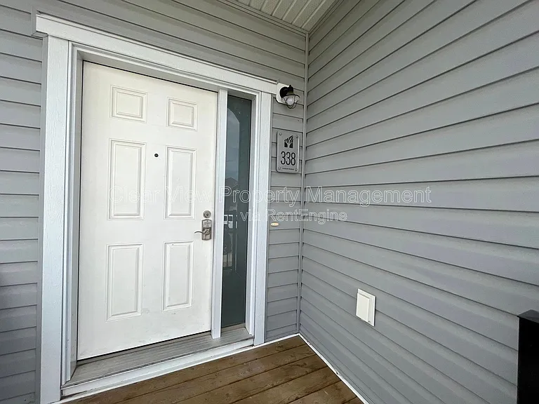 90 Sunridge Blvd W #UPPER LEVEL — Photo 2