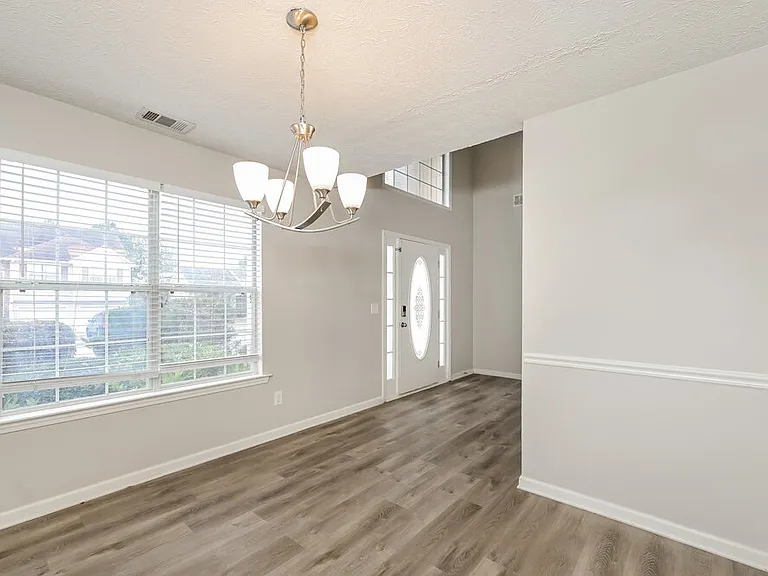 812 Lorraine Ln — Photo 6