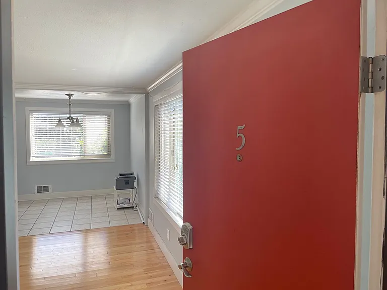 4451 Woodland Park Ave N #5 — Photo 2