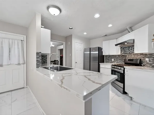4210 W Meadows Dr, Sugar Land, TX 77479