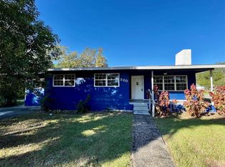 220 1st St, Geneva, FL 32732