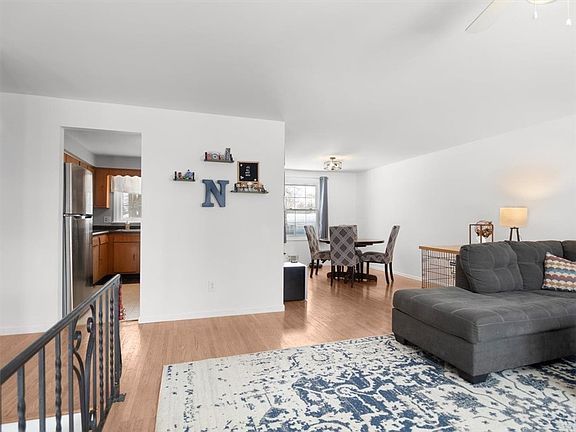 4th image of 280 Fox Meadow Rd