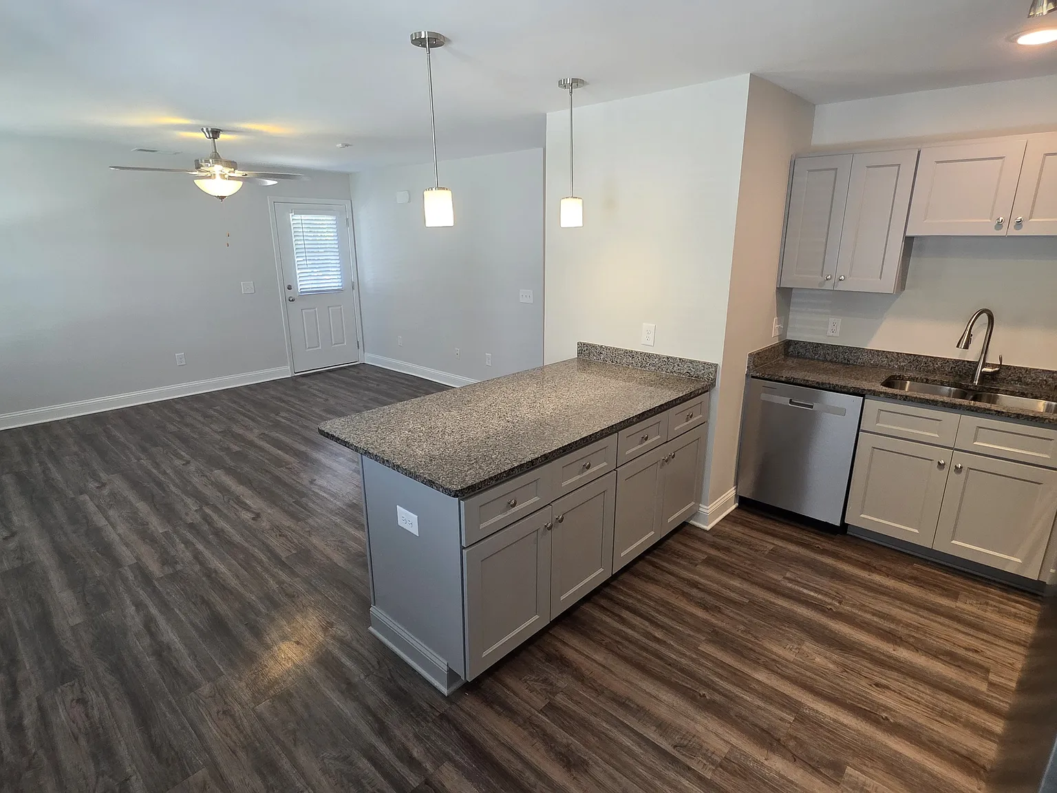 2 bed, 921 sqft, $1,295 — Photo 2