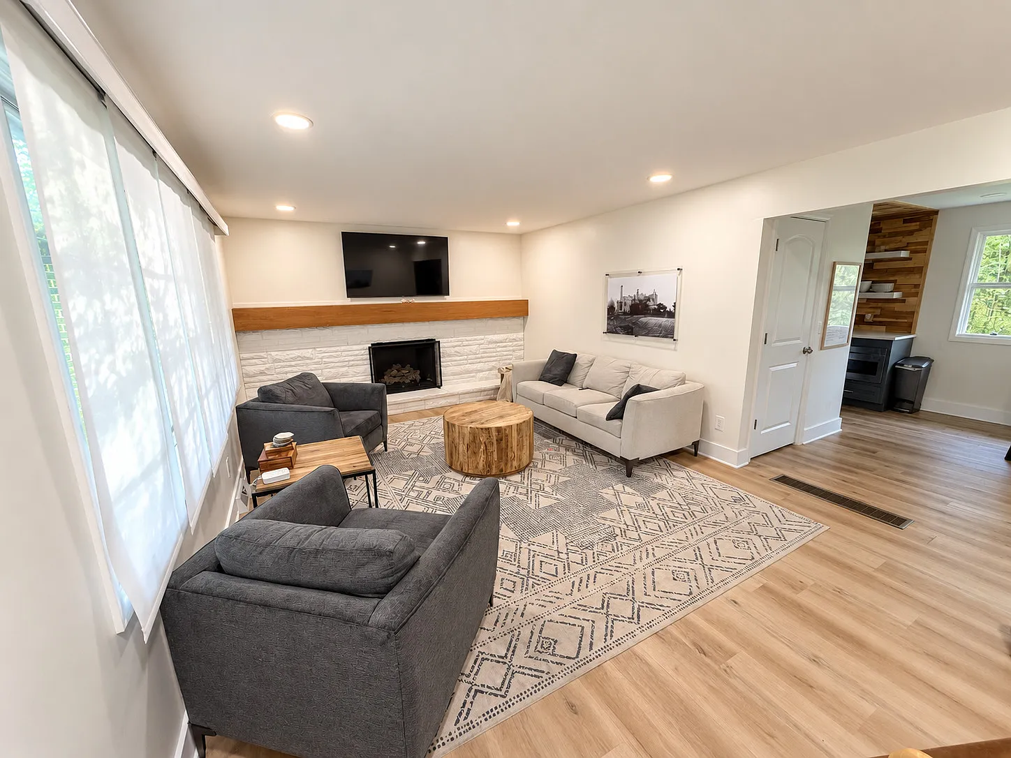 3 bed, 1.5 bath, 1274 sqft, $1,995 — Photo 4