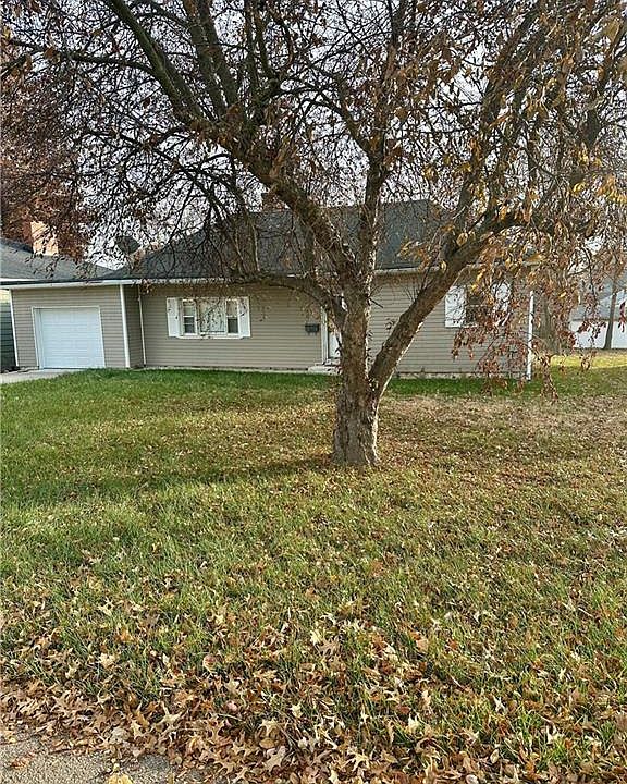 1st image of 724 W 3rd St