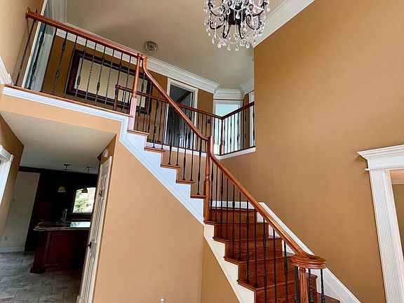 5th image of 216 Rolling Knoll Dr