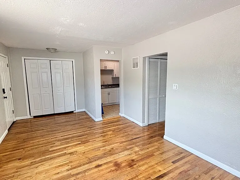 5th Avenue Apartments — Photo 7