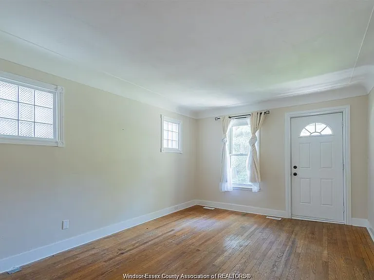 1630 Marentette Ave — Photo 5