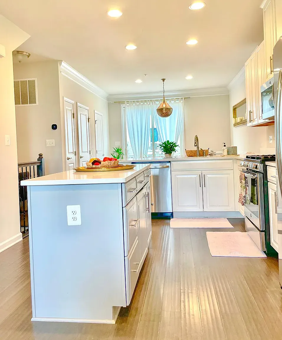 4 bed, 4.5 bath, 2050 sqft, $4,100 — Photo 4