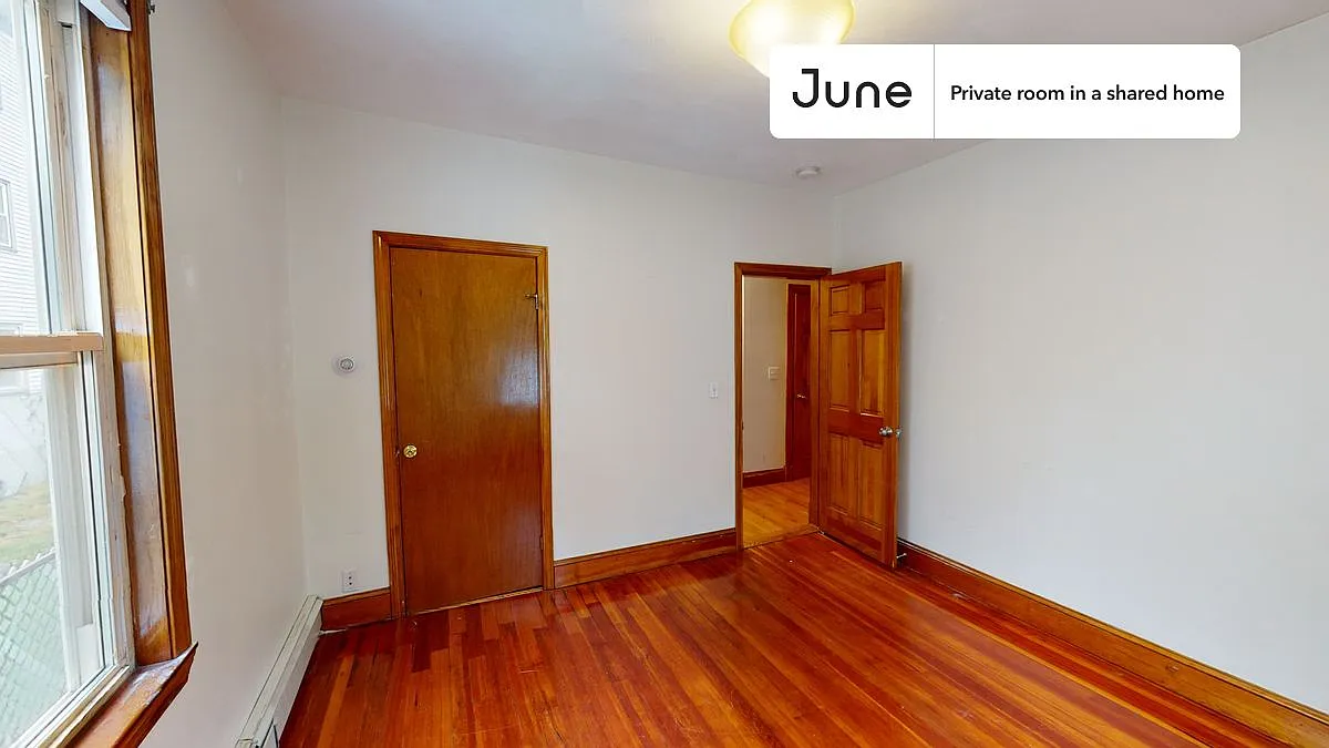 Queen bedroom in 5 bed/1 bath home in Somerville #1343 A — Photo 4