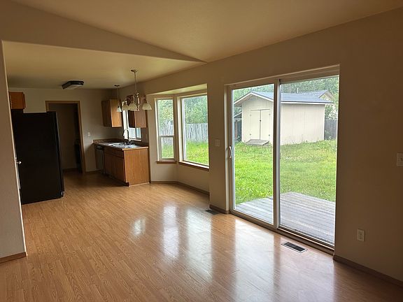 3rd image of 1428 N Pioneer Peak Dr