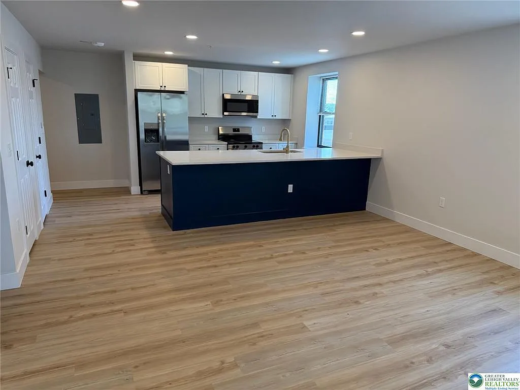 1 bed, 1.0 bath, 891 sqft, $1,395 — Photo 2