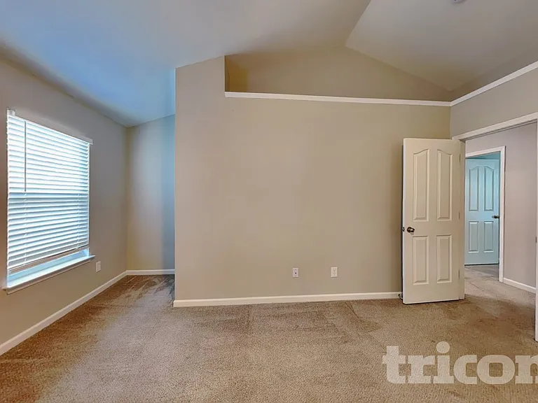 1129 Hawick Dr — Photo 7