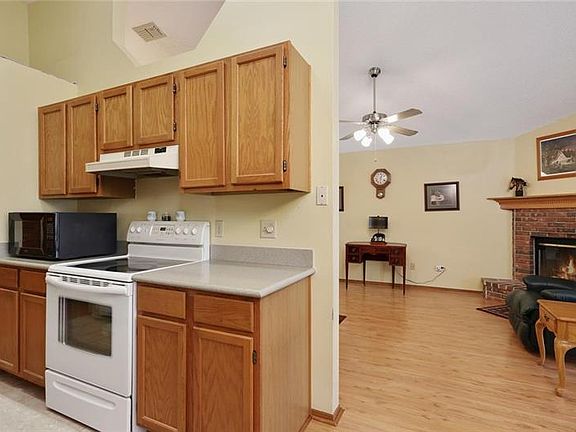 3rd image of 334 Lakebreeze Cir