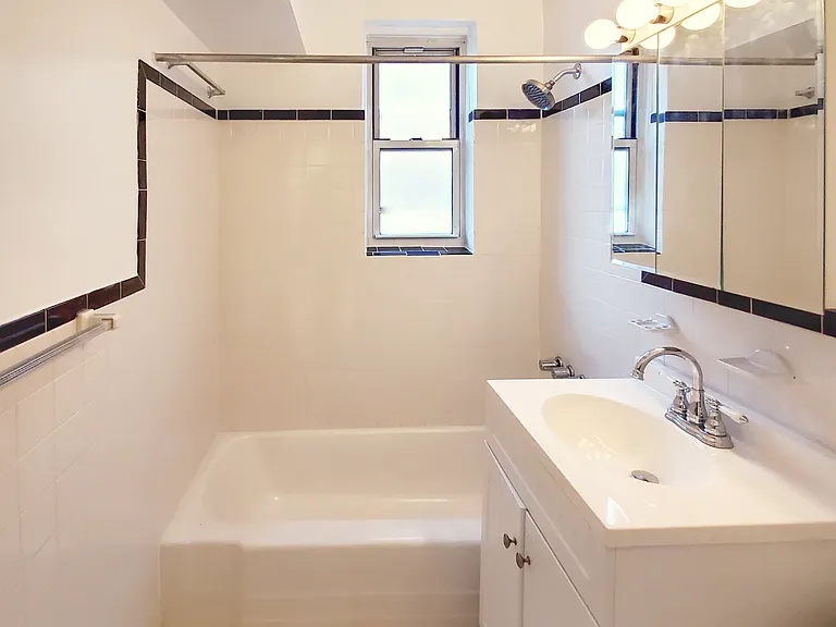 401 W 56th St #2E — Photo 5