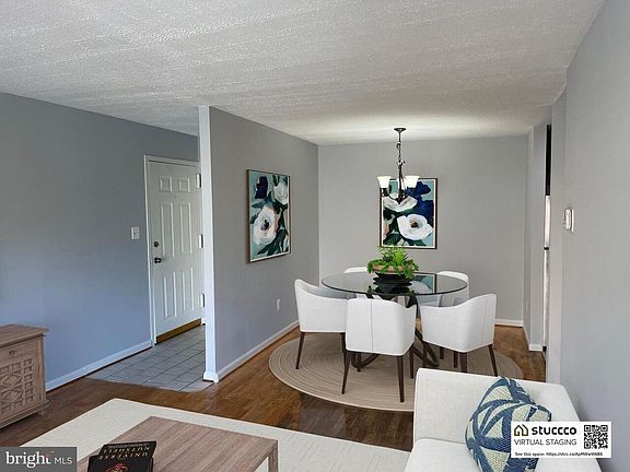 Dining room (staged)