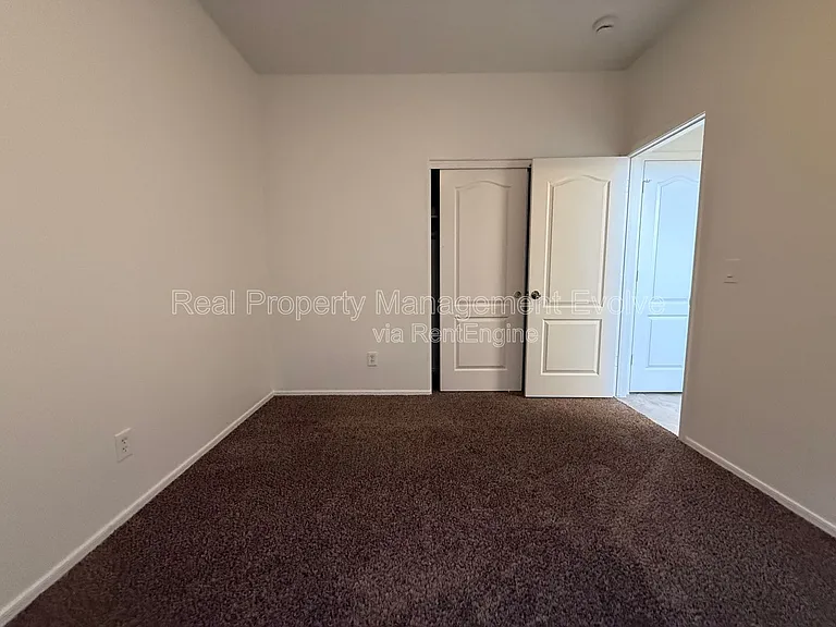 11913 W Jackson St — Photo 23