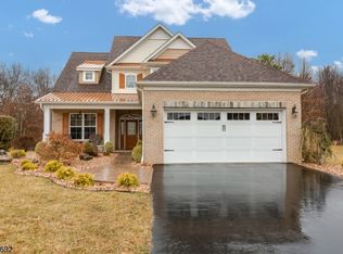 10 E Francesa Ct, Farmingdale, NJ 07727