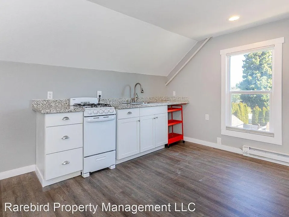 8005 N Willamette Blvd #4
