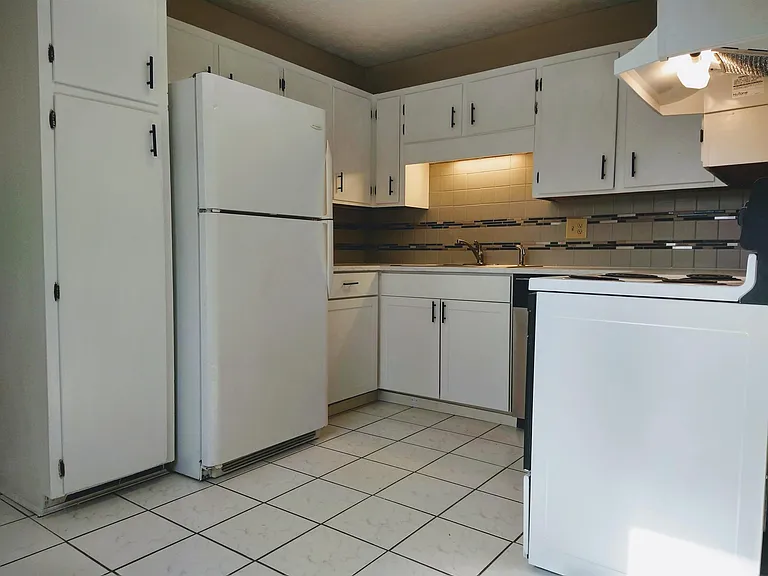 147 Amanda Ct — Photo 4
