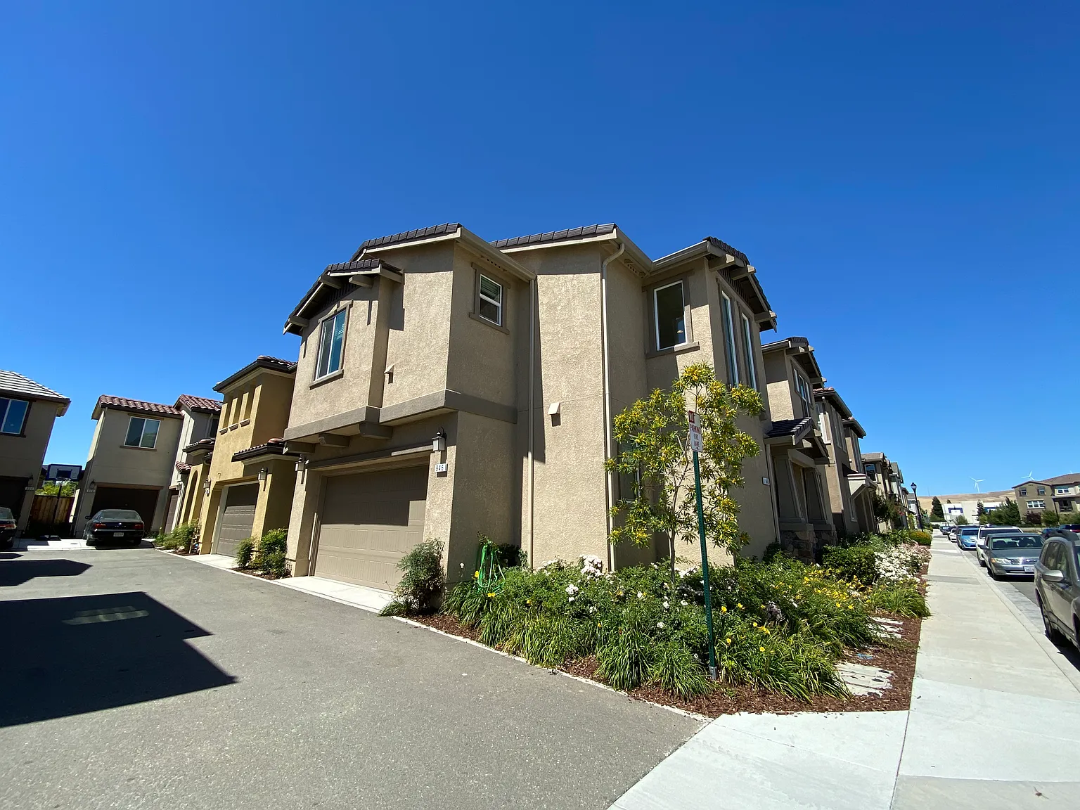 3 bed, 2.5 bath, 1762 sqft, $3,800 — Photo 3