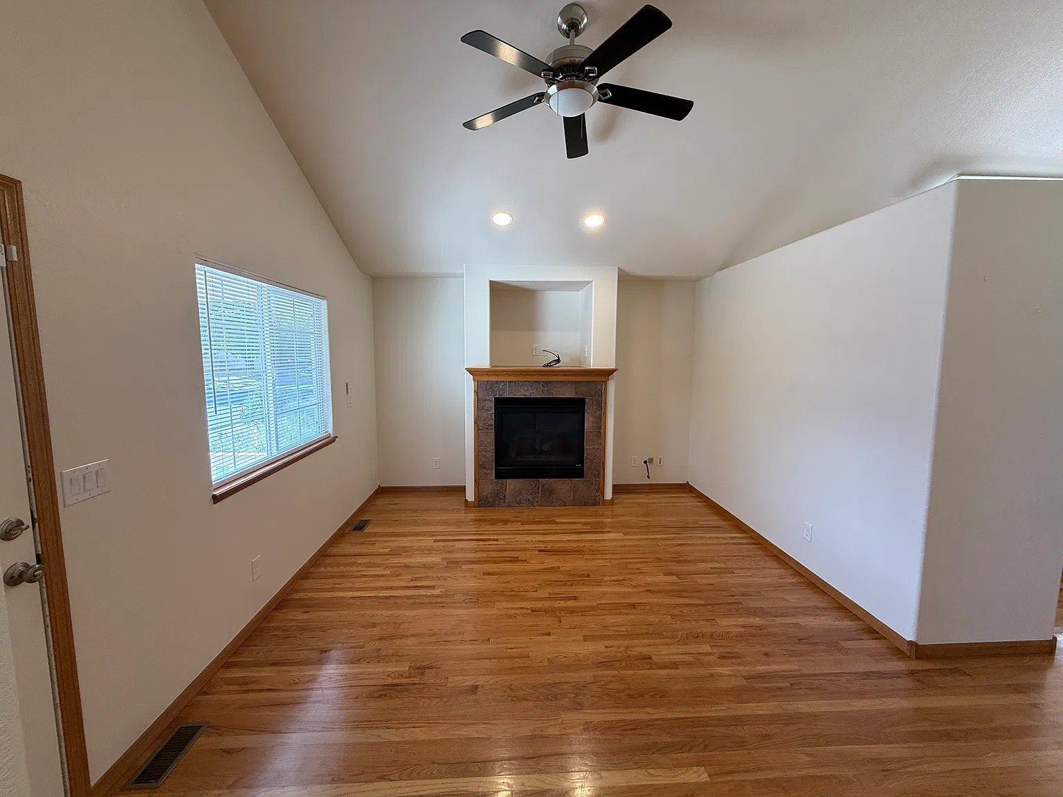 3 bed, 1246 sqft, $2,300 — Photo 4