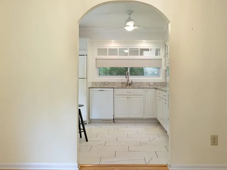 14 Currier Pl — Photo 1