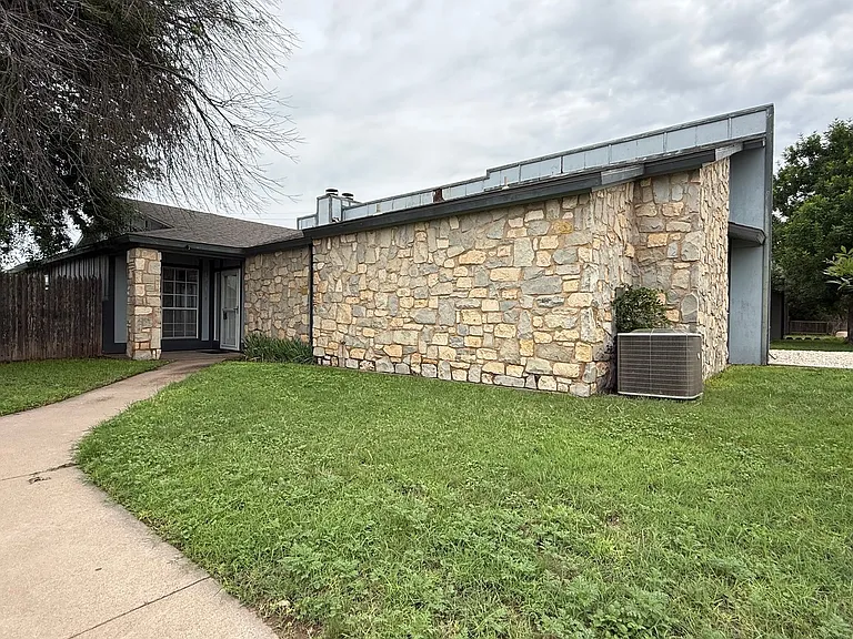 1001 Todd Ln — Photo 1