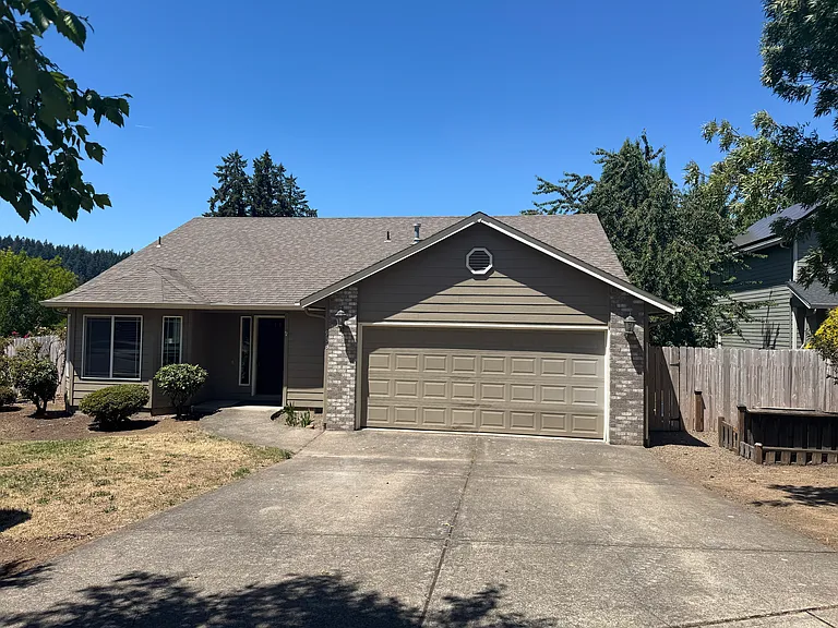 933 Pioneer Dr — Photo 1